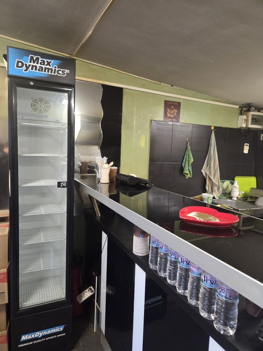 Витрина,   тесна и висока