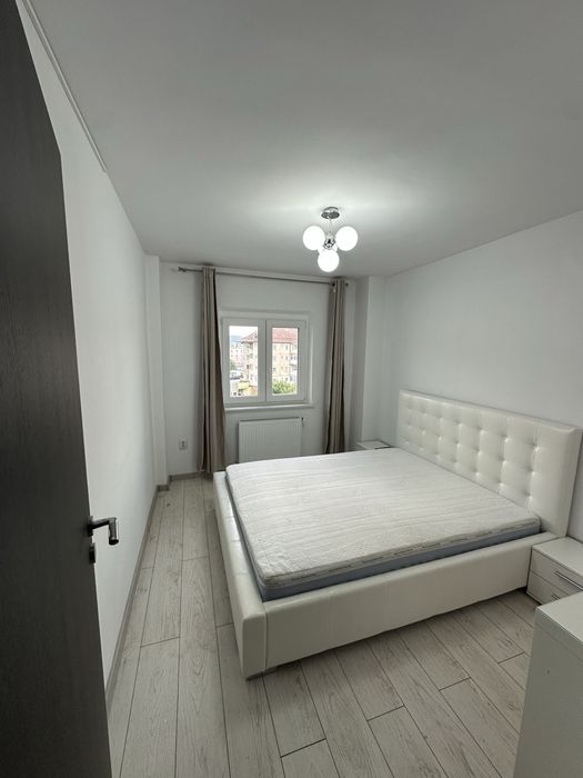 Apartament 4 camere de închiriat