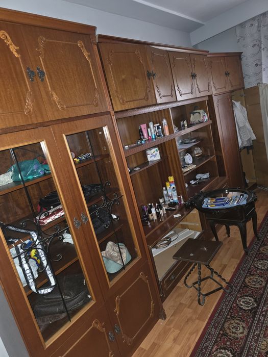 Mobilier vechi din lemn masiv