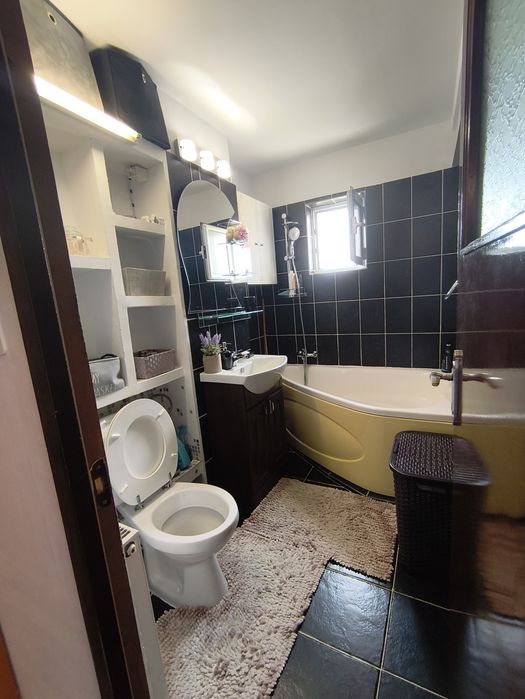 Vând apartament trei camere zonă centrală, Mioveni, două balcoane, două băi, liber