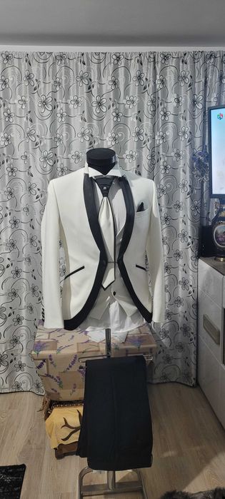 Costum mire purtat o singura data e ca nou