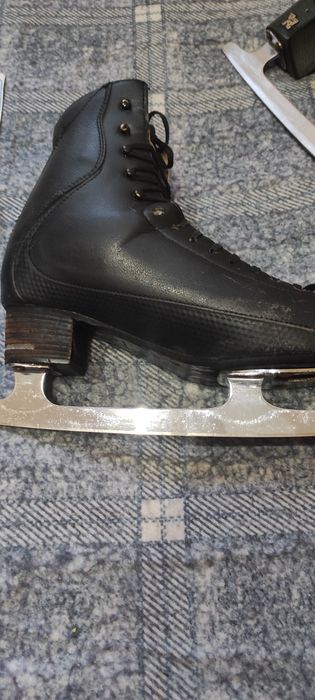 Продам коньки фигурные профессиональные