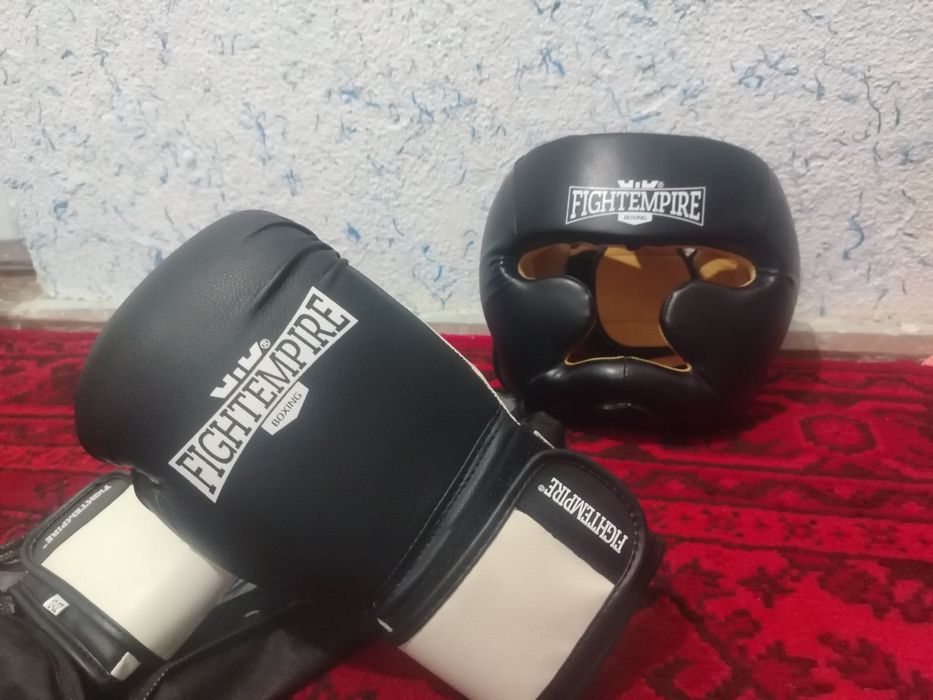 Продаю боксерскую перчатку и шлем Срочно