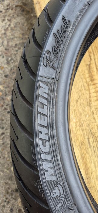 O anvelopa moto Michelin 120/70 ZR17.