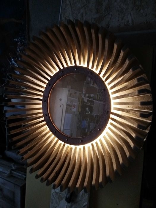 Продаётся необычное зеркало.