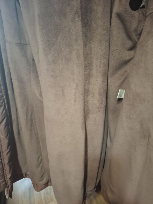 Палто пепел от рози прелива в сребрист.