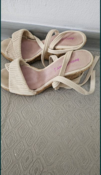 Летняя обувь на танкетке