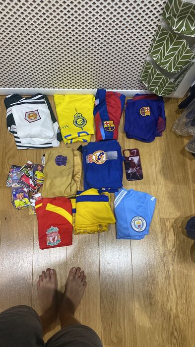 Оригинальная футбольная форма клубов + карточки Месси, Роналду
Продам