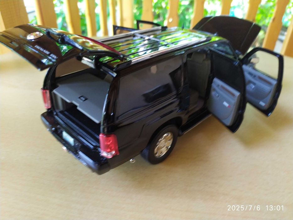 1 : 18 Метален модел на Cadillac Escalade ESV 2003, Ricko