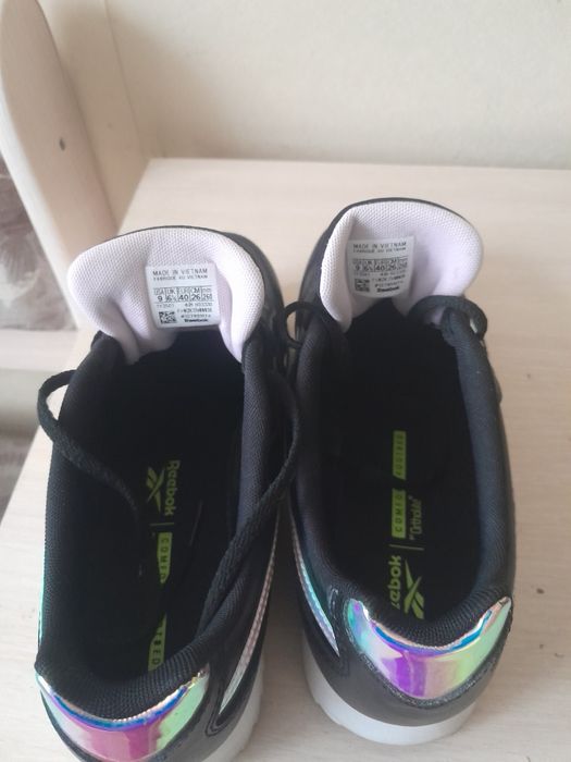 Продам кроссовки кожаные