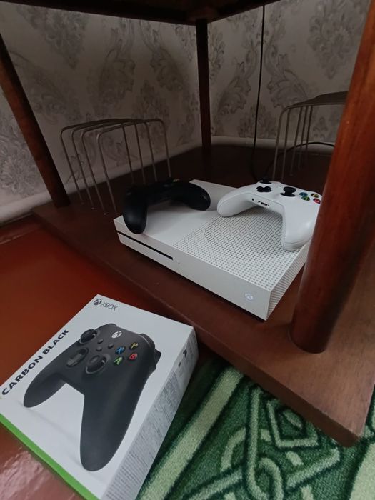 Приставка Xbox one S в отличном состоянии.