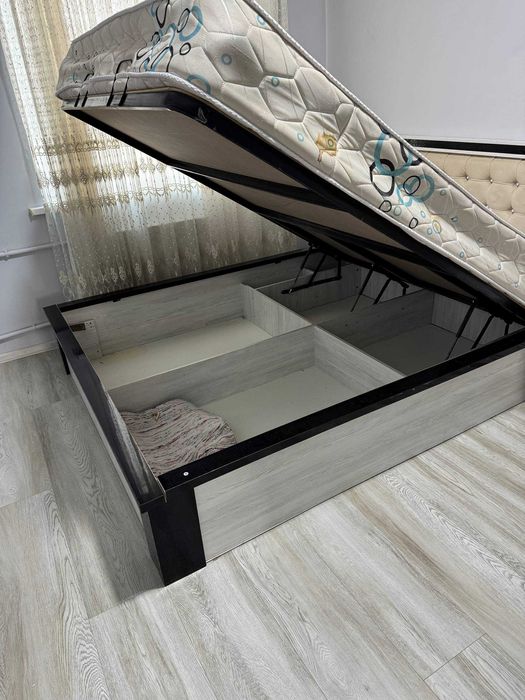 Продается двухспальная кровать с матрасом (подъемный механизм)