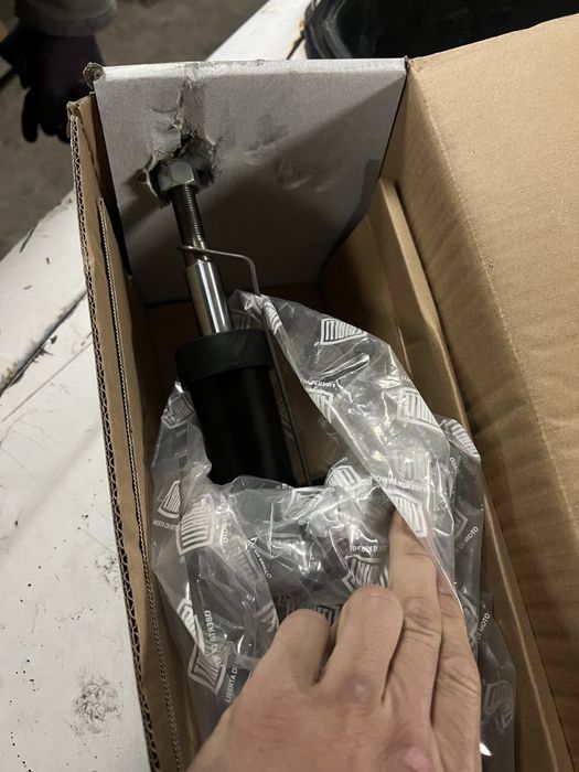 Продам 4 стойки на лада ларгус