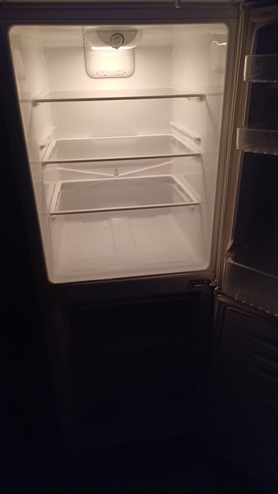 LG  Халадильник 2Х камерный работает отлично