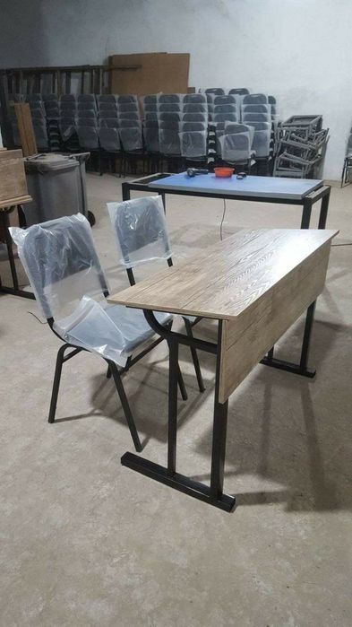 Парта для школьников с стульями