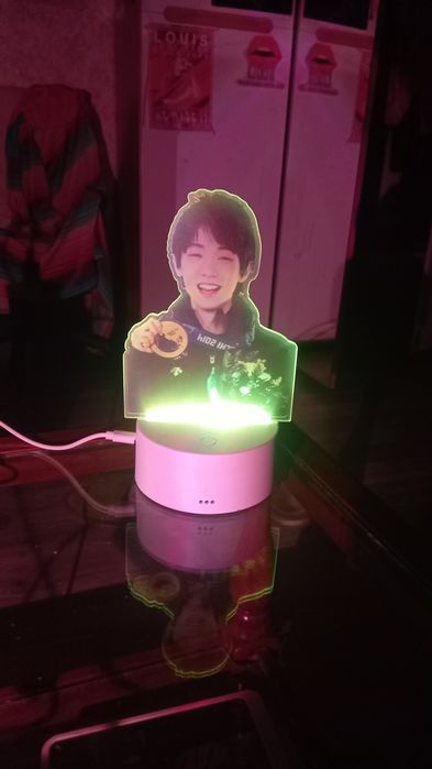 Лампа парень 16 цветов Юузуру Ханю