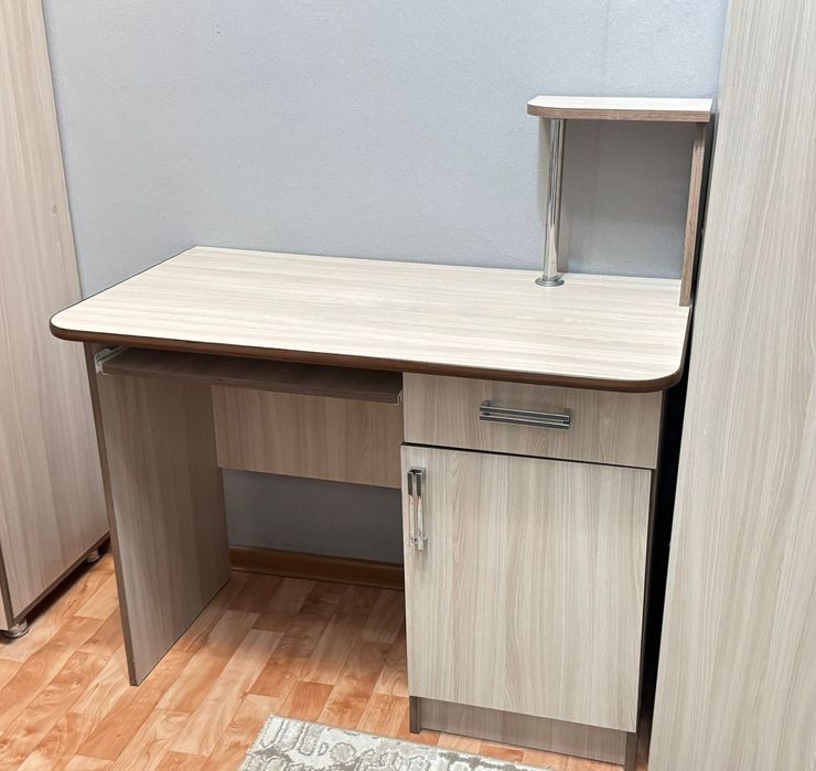 Продам стол для учебы и компьютера.