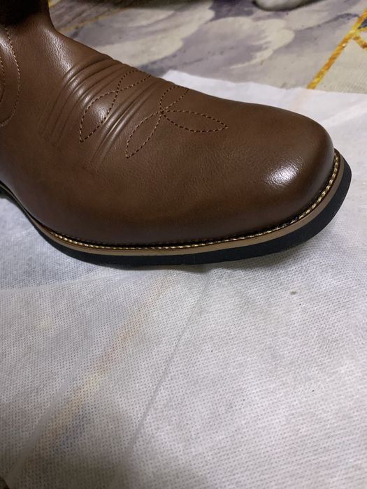 В продаже ковбойские сапоги