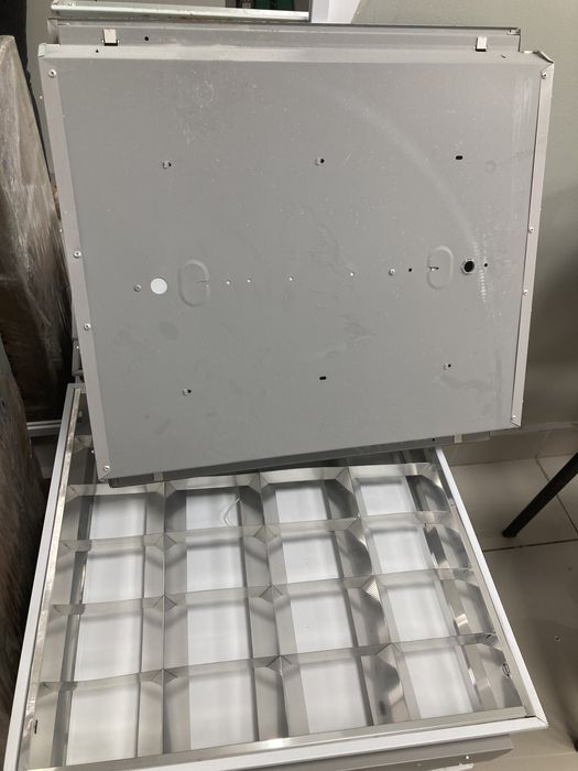 6 потолочных светильников с лампами