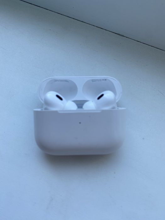 Оригинальные AirPods Pro 2.