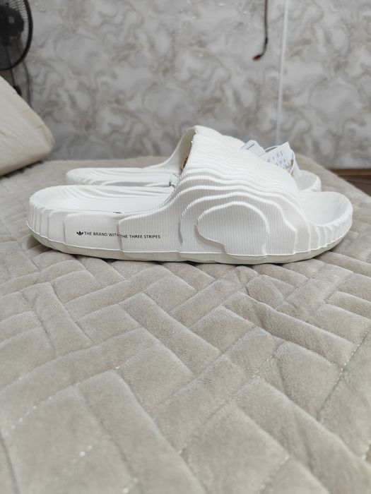 Тапочки adidas белого цвета