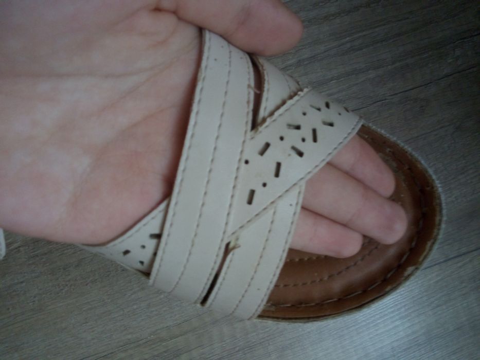 Дамски сандали в бежово