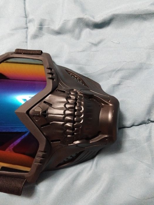 Маска с вградени очила