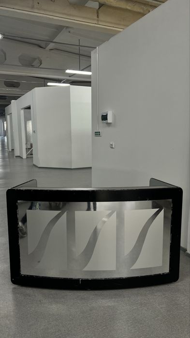 Продам стол витрина