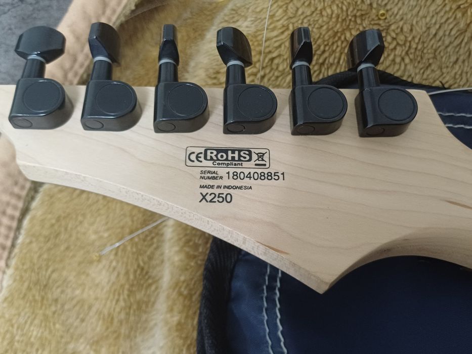 Гитара Cort X250 + комбоусилитель Yamaha