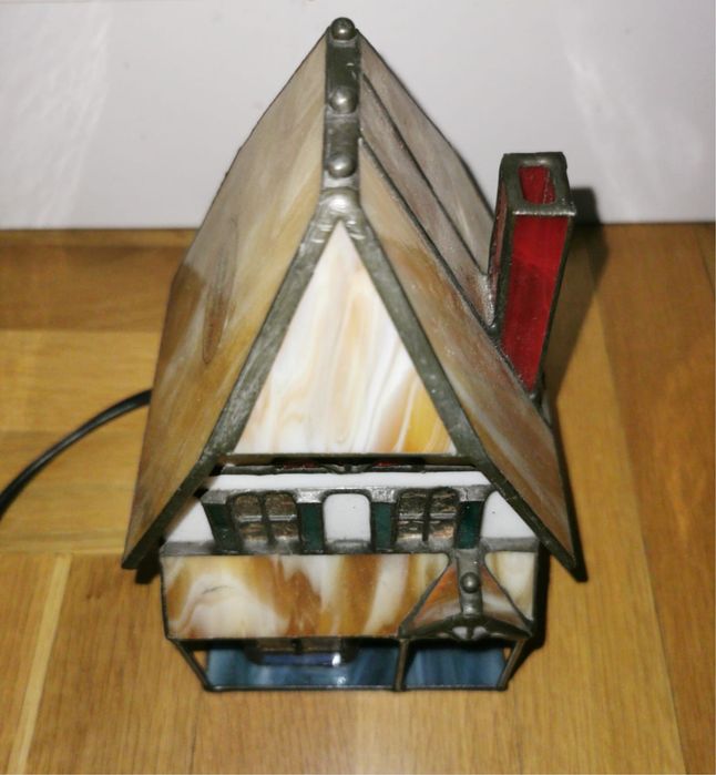 Антикварна лампа Тифани изработена от стъкло ,метал оформена като къща
