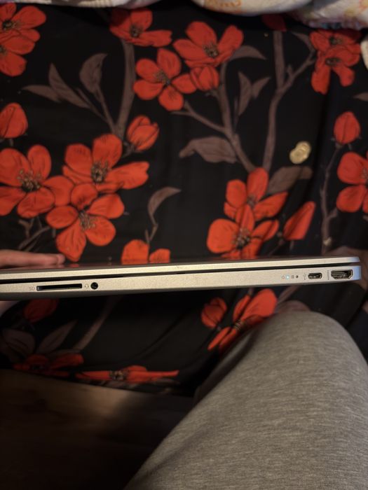 Vand laptop HP plus cooler negociabil