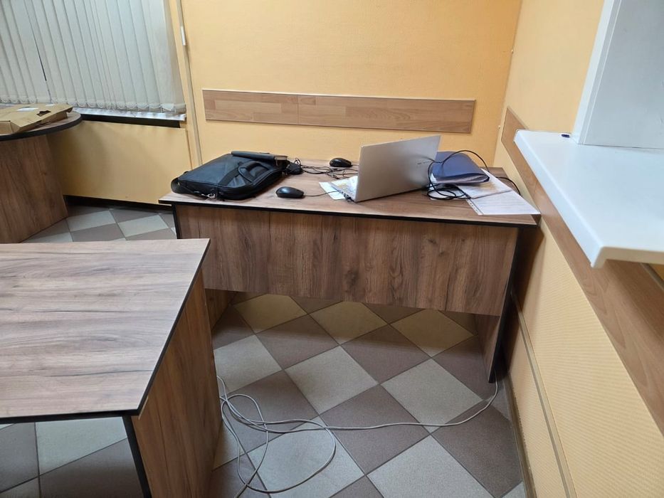 Продам  стол офисный 100*140