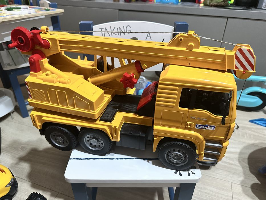 Jucarii Bruder Jeep politie , masina de gunoi , macara , tractor