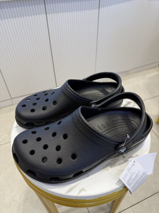 Стильные и удобные тапочки CROCS