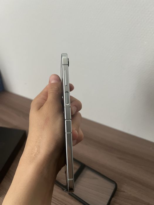 Продаётся Samsung Galaxy Z Flip5 256 ГБ