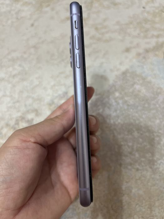 IPhone 11 с чехолом и кабелем
