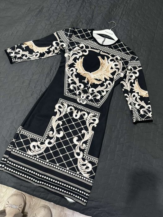 Къса черна рокля