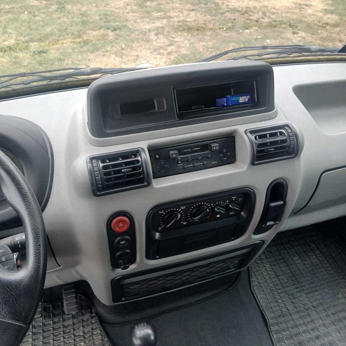 NISSAN  2002 — imagine 5