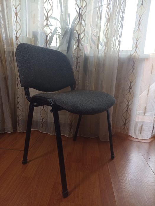 Продам 2 офисных стула срочно