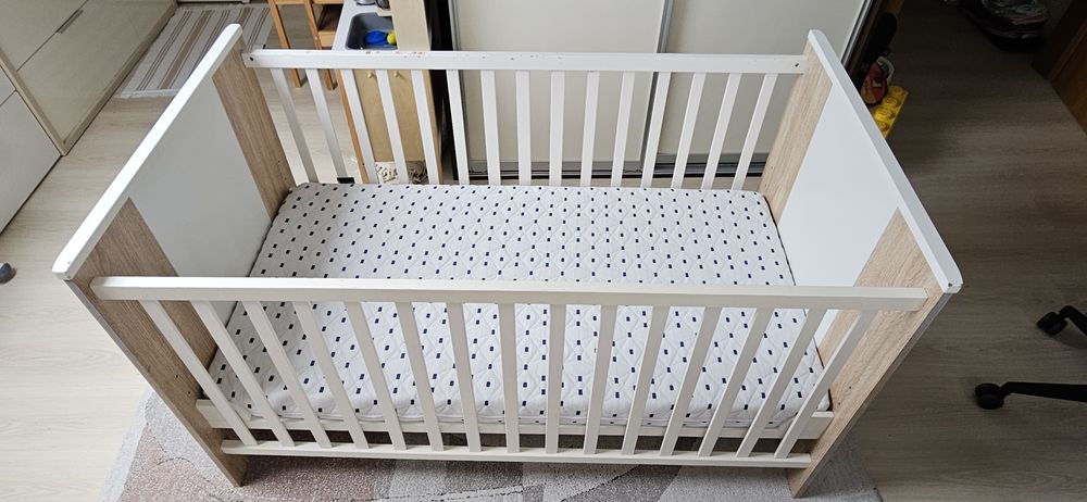 Patut din lemn pentru bebelusi, cu saltea, protecții si lenjerie 140x7