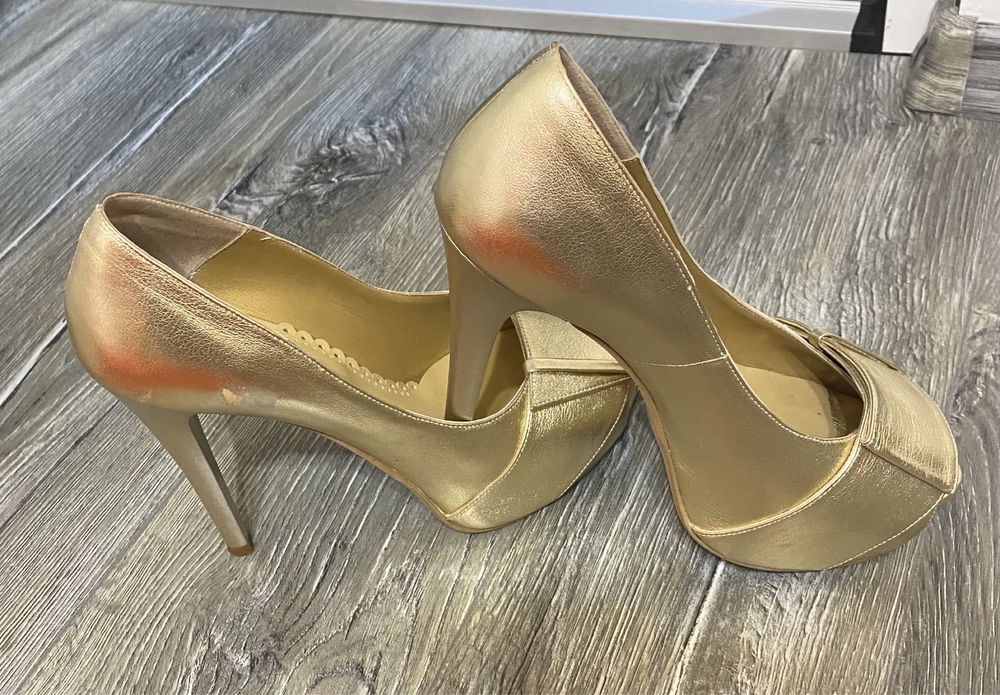Pantofi cu toc stiletto