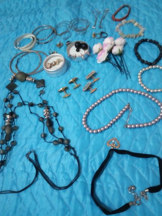 Бижутерия и серёжки.