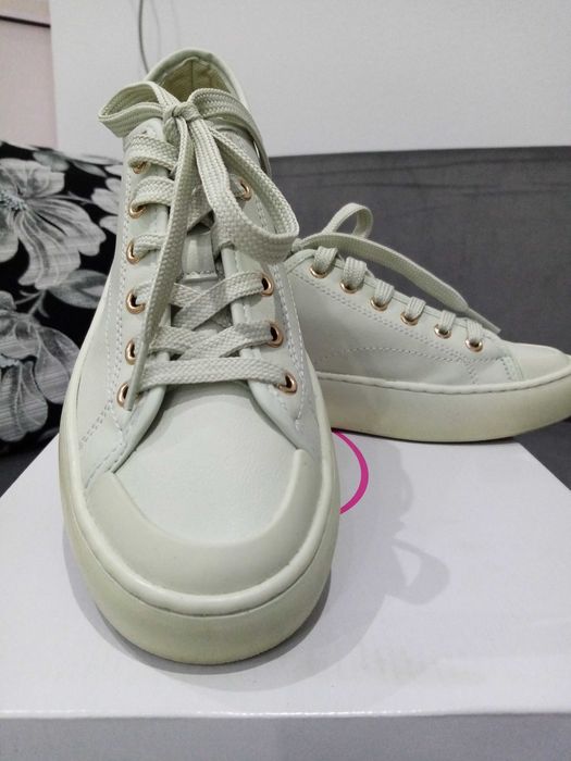 Дамски спортни обувки