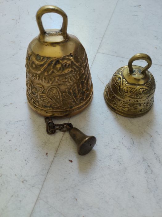 Se vand set de clopote din bronz
