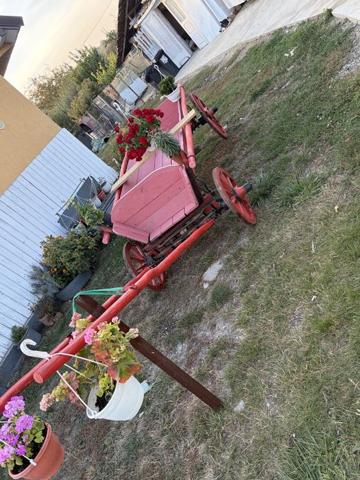 Vând căruță tradițională din lemn, cu aspect rustic și construcție solidă.