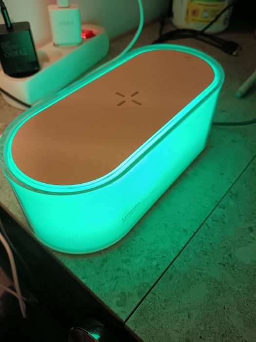 Lampă de veghe cu încărcător wireless