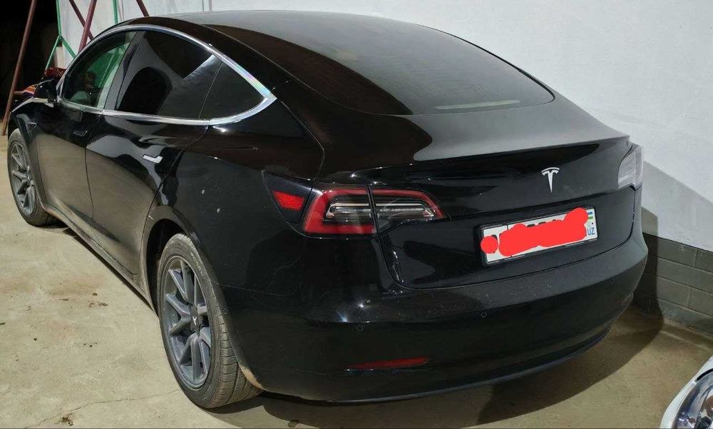 Tesla model 3  Holati ideal to`la zaryad bilan 450km yuradi