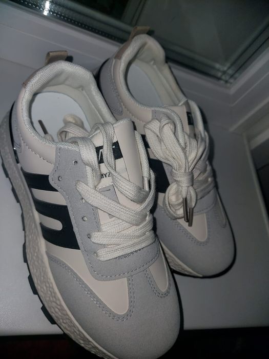 Женские кроссовки