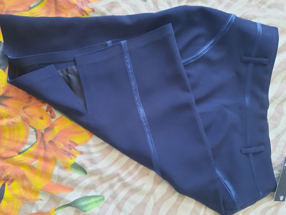 Дамска синя пола.