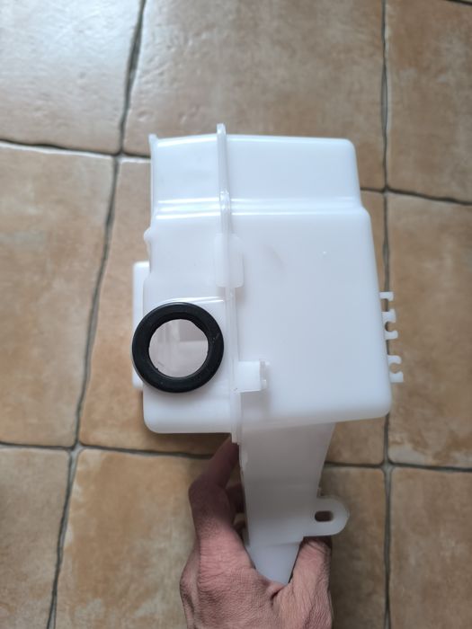 Бочок омывателя Geely Monjaro